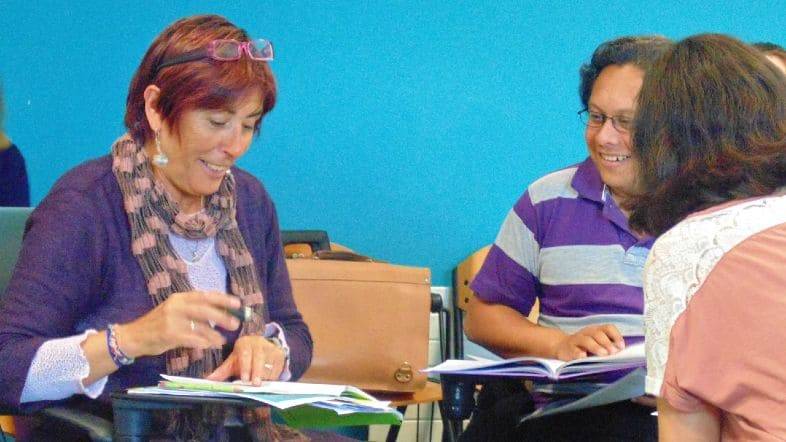 estudiantes de inglés mayores de 30 años en su aula