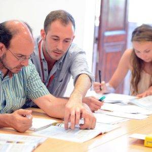 estudiantes y profesor en una clase de inmersión inglés adultos Malta