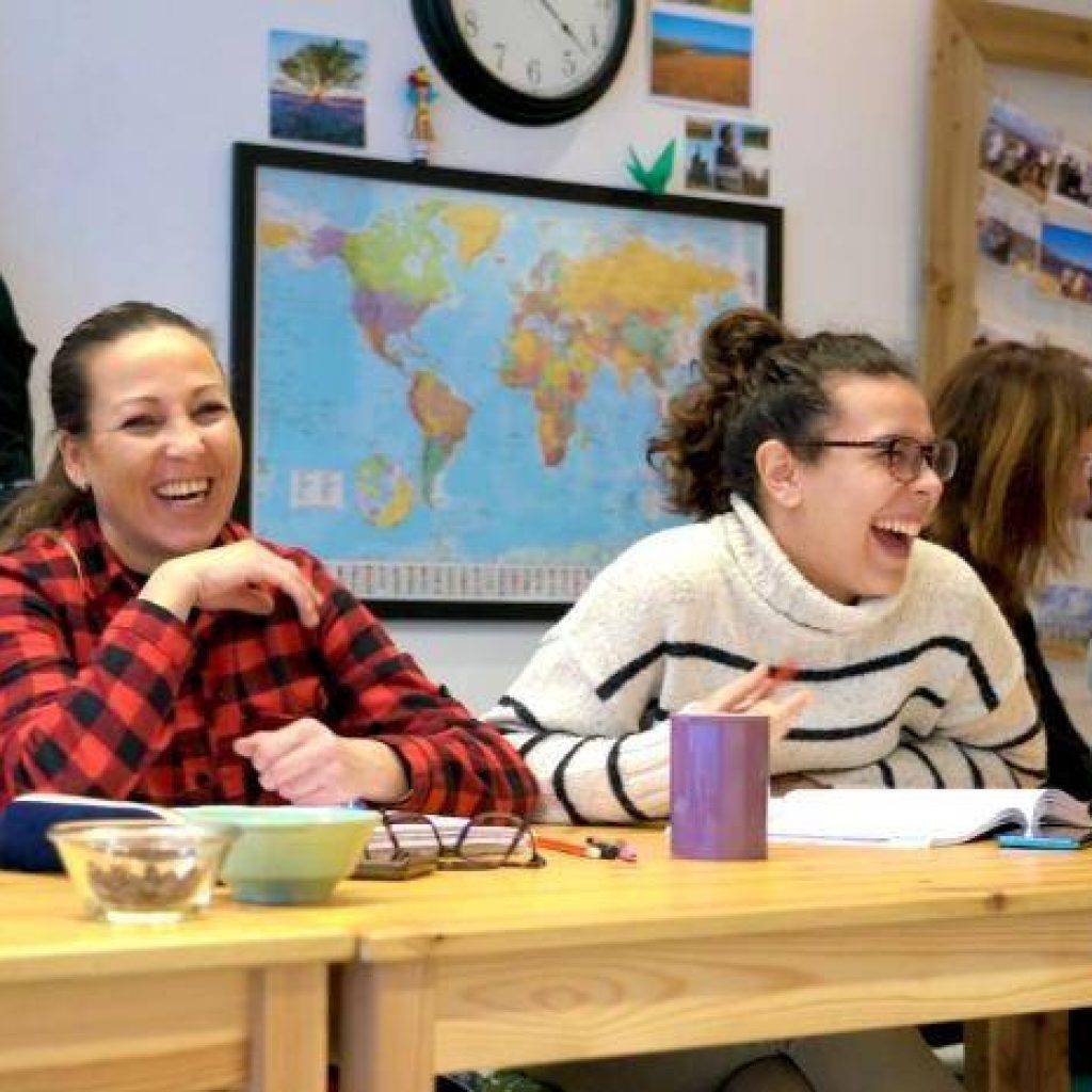 dos mujeres riendo durante su clase de inglés en Cornualles 30+