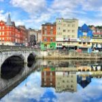 Vistas al río Lee en Cork, con un puente que conduce a Cork English College