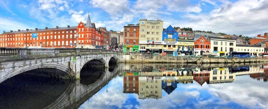 Vistas al río Lee en Cork, con un puente que conduce a Cork English College