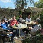 grupo de mayores en jardín, cursos de inglés para adultos mayores en reino unido