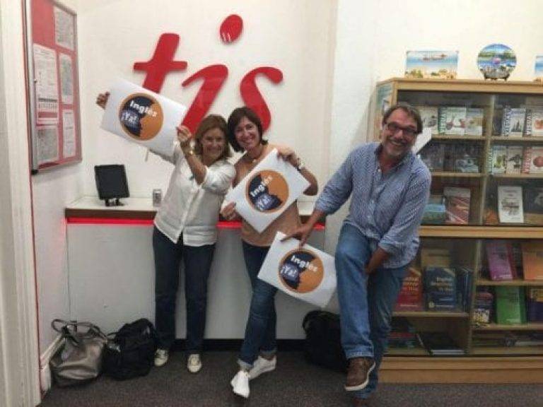 tres adultos contentos durante su cursos de ingles en el extranjero