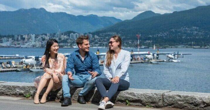 Estudiantes relajando en Vancouver con el lago y montañas detrás