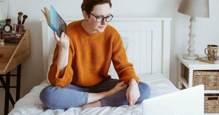 Imagen de una estudiante aprendiendo inglés online gratis
