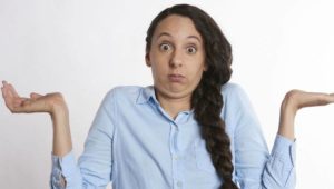 mujer confundida sobre las ofertas Black Friday
