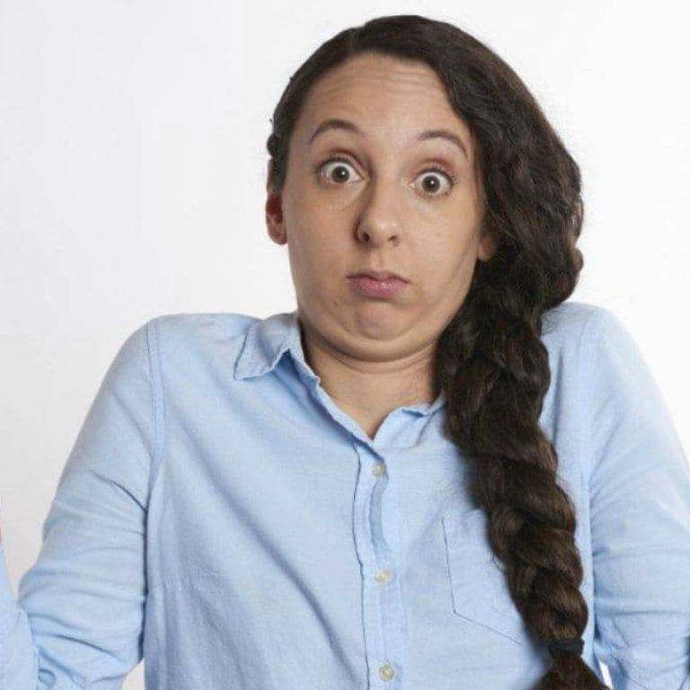 mujer confundida sobre las ofertas Black Friday