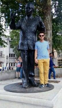 Javier Inglés Ya y Aldeas Infantiles, a lado una estatua de Nelson Mandela, Londres