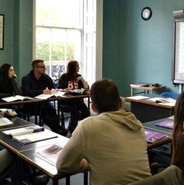 estudiantes en la aulla: cursos de inglés en Irlanda