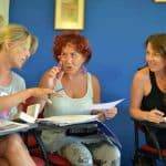 estudiantes mayores de 30 años hablando durante sus clases de inglés en Malta