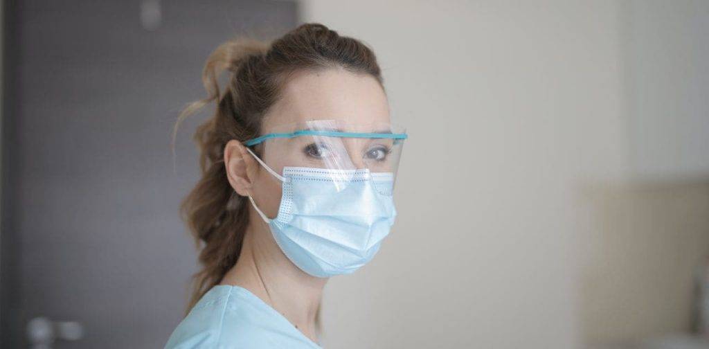 Una enfermera con mascarilla que puede estudiar OET online