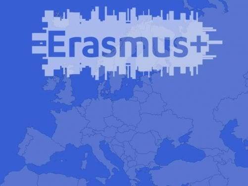 imagen de Europa con el texto erasmus plus