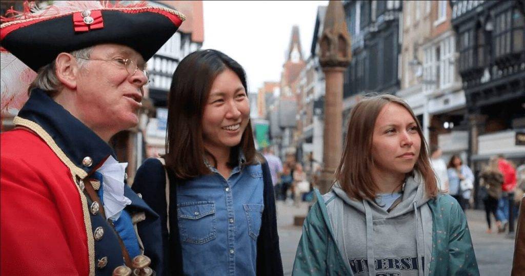dos mujeres y un guía turístico en Chester