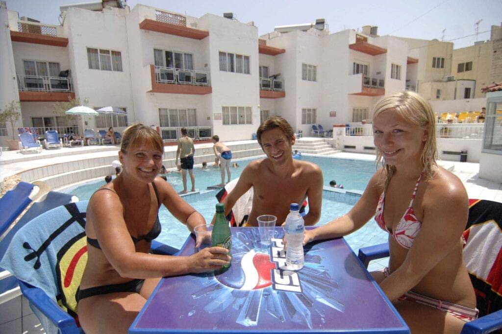 estudiantes de inglés en Malta, piscina al fondo