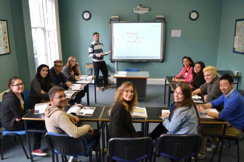 estudiantes de inglés en su aula en Dublin Irlanda