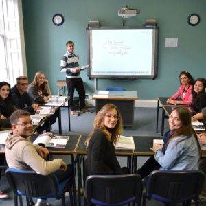 estudiantes de inglés en su aula en Dublin Irlanda