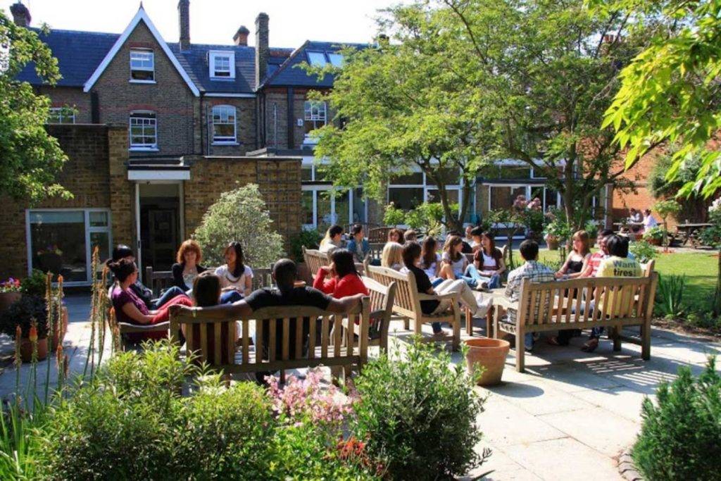 estudiantes relajando en la jardín en Londres | Inglés Ya