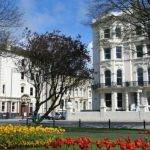 edificio de la escuela de inglés en Brighton Inglaterra con flores al primer plano