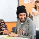 estudiante de inglés feliz en su clase en San Francisco