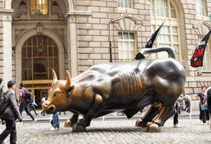 Entrada de la escuela de inglés en Nueva York, Manhattan detrás de la estatua "El Toro de Wall Street"