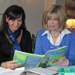 Estudiante con su profesor, leyendo inglés en la casa del profesor