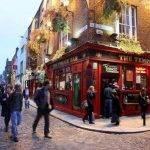 Gente fuera de un bar en Dublin, Irlanda