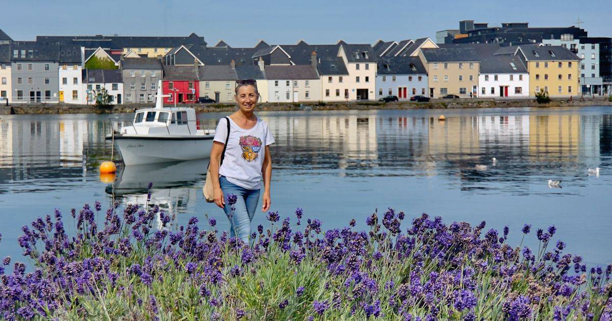 mujer en excursión programa cursos de ingles en casa del profesor en Irlanda