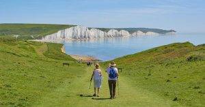 pareja caminando hasta Seven Sisters, una excursión para estudiar cursos de inglés en Inglaterra