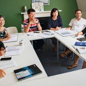 estudiantes en sus escuelas de inglés para adultos en Edimburgo