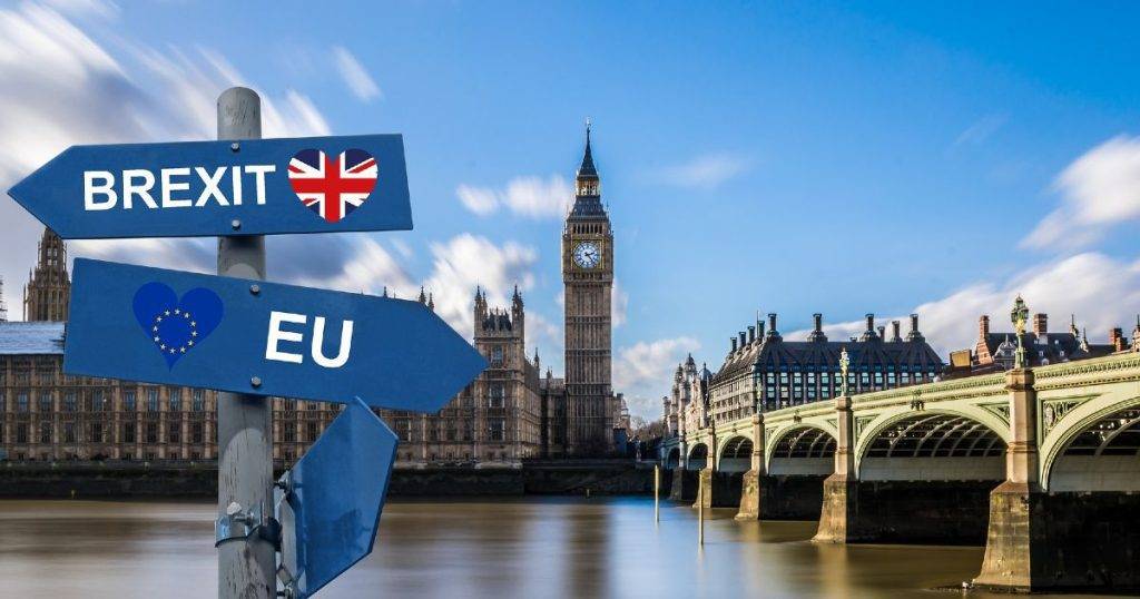 signos para la UE y el Brexit para viajar a Londres en el fondo