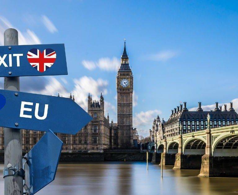 signos para la UE y el Brexit para viajar a Londres en el fondo