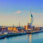 puerto de Portsmouth con el Spinnaker Tower