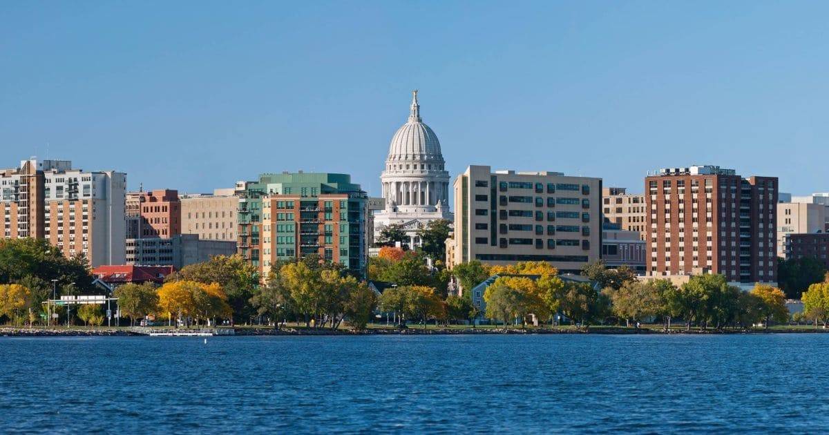 vista de la ciudad de Madison, Wisconsin EE. UU junto al lago