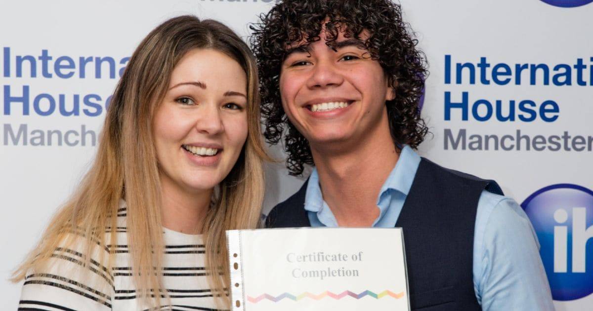 joven y mujer sonriendo en la escuela de inglés manchester