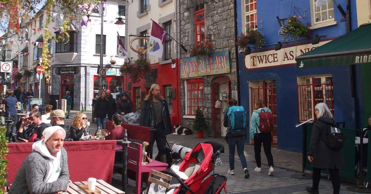 Gente en la calle durante un descanso durante sus cursos de inglés en Galway.
