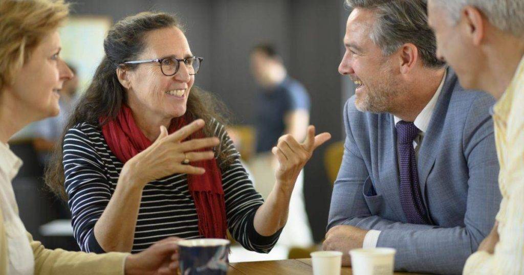cuatro adultos mayores de 40 años charlando