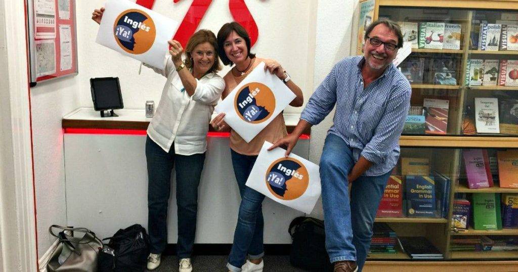 3 adultos mayores de 40 años con el logo de Inglés Ya