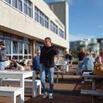 adulto mayor de 40 años en la terraza soleada de la escuela de inglés Galway Cultural Institute, Irlanda