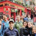 adultos haciéndose un selfie en el centro de Dublín