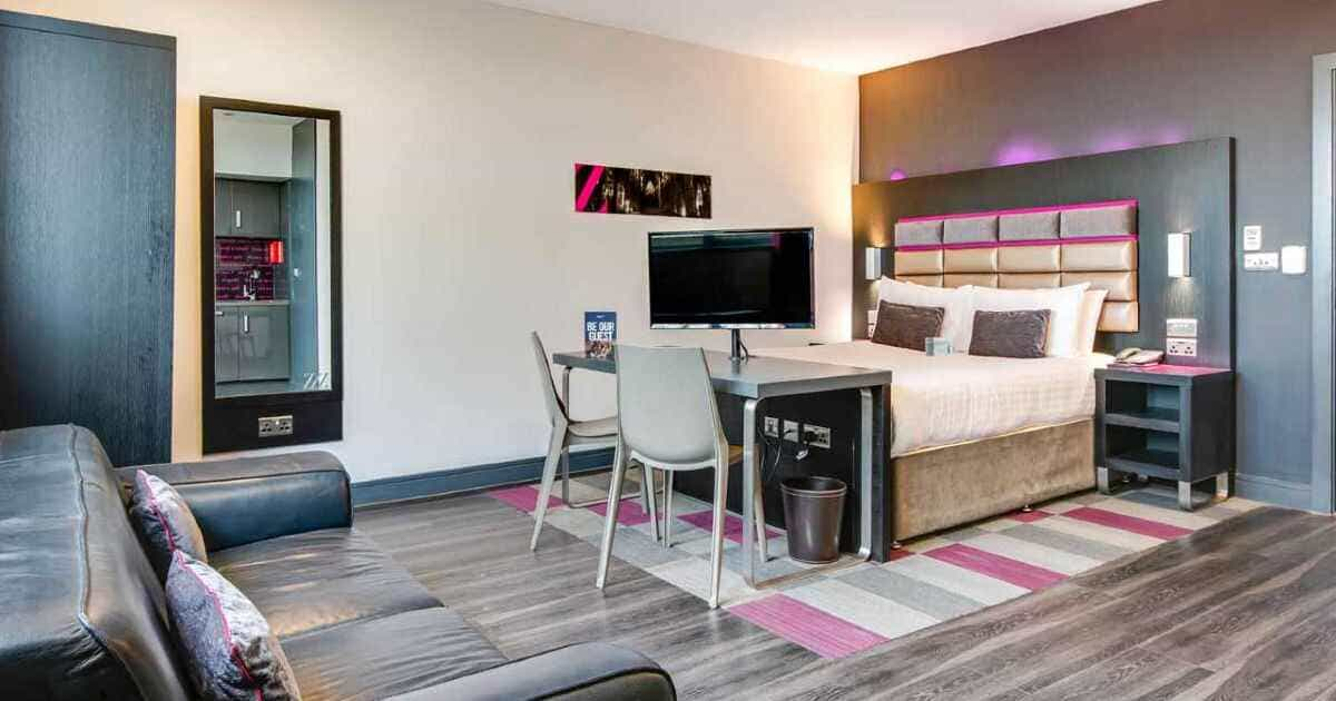 un estudio en aparthotel en Chester con cama doble, sofa, televisor, escritorio. Ideal para una nomada digital