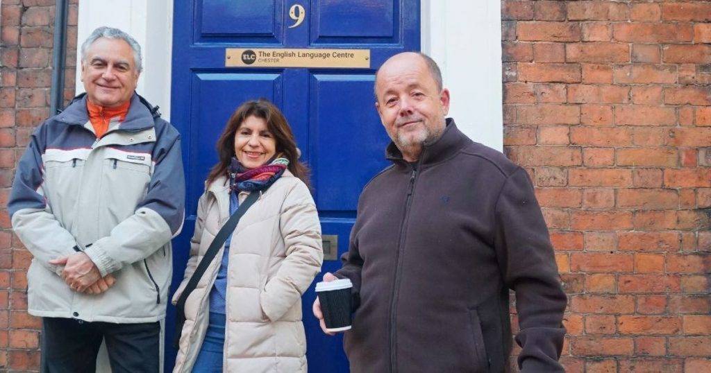 tres adultos mayores de 40 años fuera de su escuela de inglés en Chester