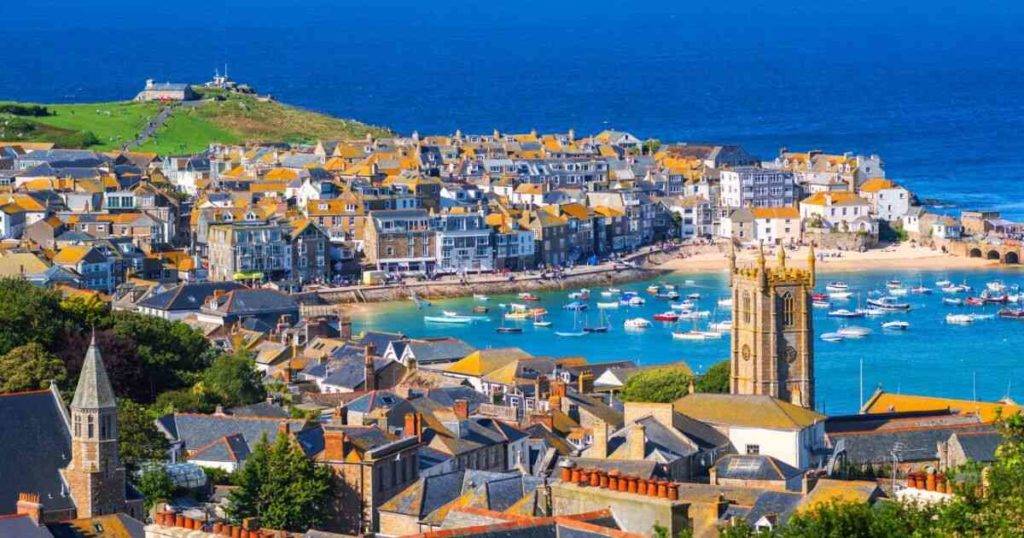 St Ives, Cornualles, día soleado con barcos en el puerto