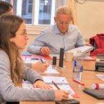 Adultos 30+ en la aula de cursos de inglés para profesionales en Severnvale Academy, Shrewsbury.