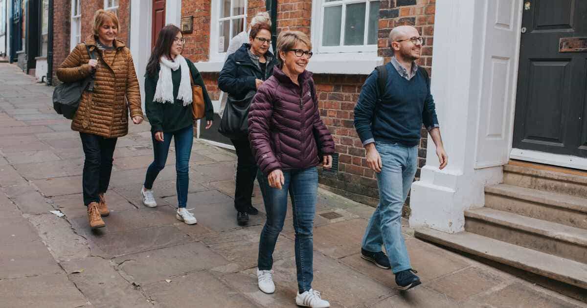 grupo de seis adultos paseando, sonriendo