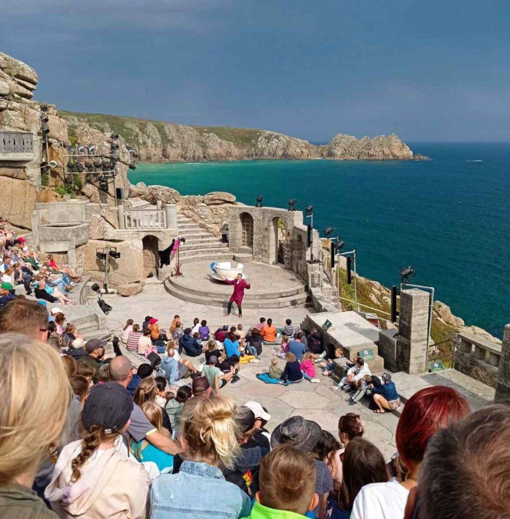 Teatro Minack con mar al fondo, excursion de inglés en Cornualles 30+