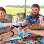 adultos celebrando una comida y su programa de estudiar inglés en malta precios bajos