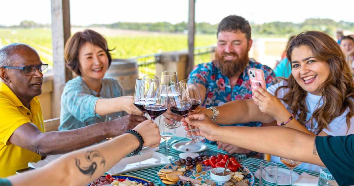 estudiar ingles en malta precios bajos, adultos celebrando una comida