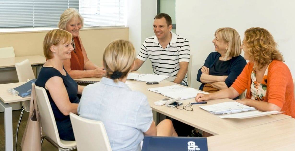 Profesores de Erasmus+ charlando durante sus <yoastmark class=