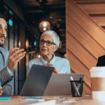 cuatro adultos mayores de 40 años charlando sobre negocios