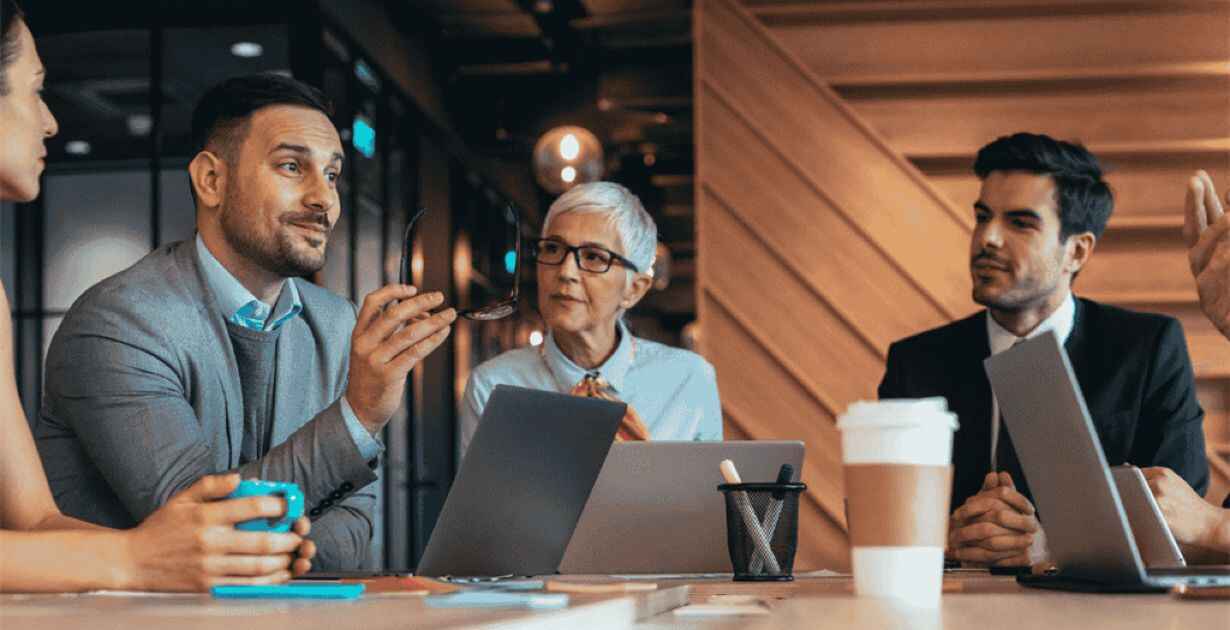 cuatro adultos mayores de 40 años charlando durante su curso de inglés de negocios en Malta